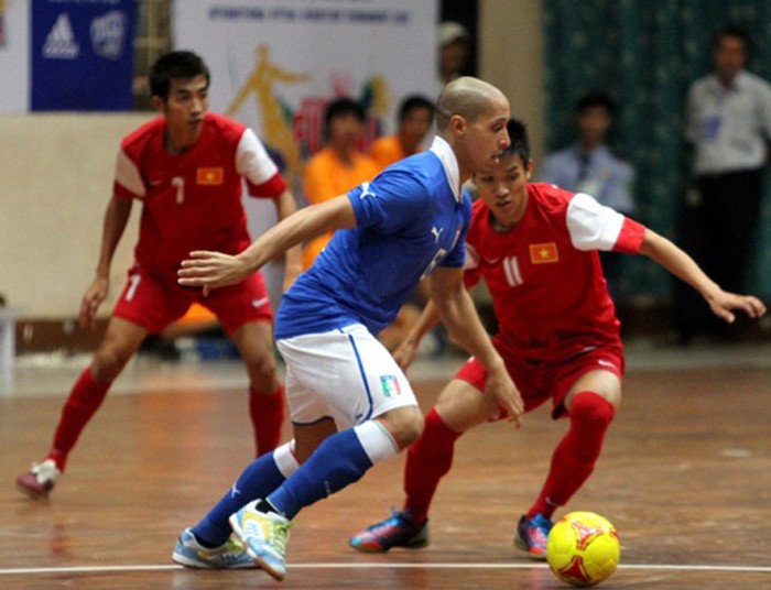 Các cầu thủ Việt Nam bị đối thủ Italia lấn lướt.